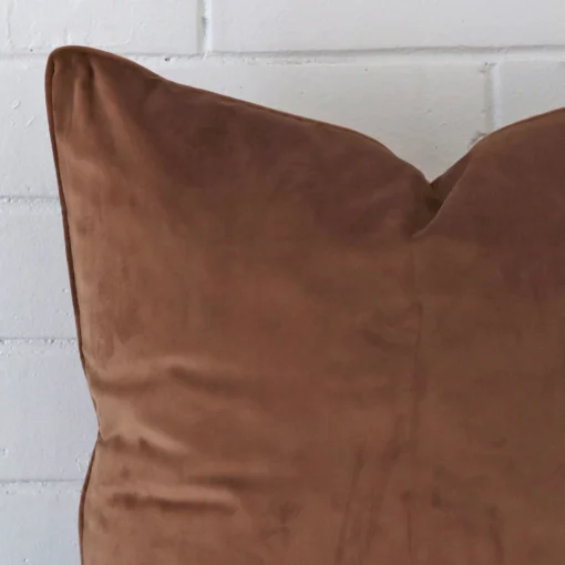 Precision shot of this square brown cushion cover. It is possible to see the velvet fabric in greater depth.