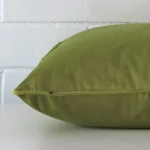 Lateral view of front and back panels of this velvet cushion cover in a square size and with green velvet colouring.