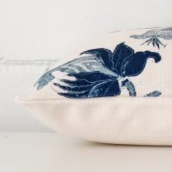 Lateral view of this linen rectangle cushion. It is showing the front and rear panels.