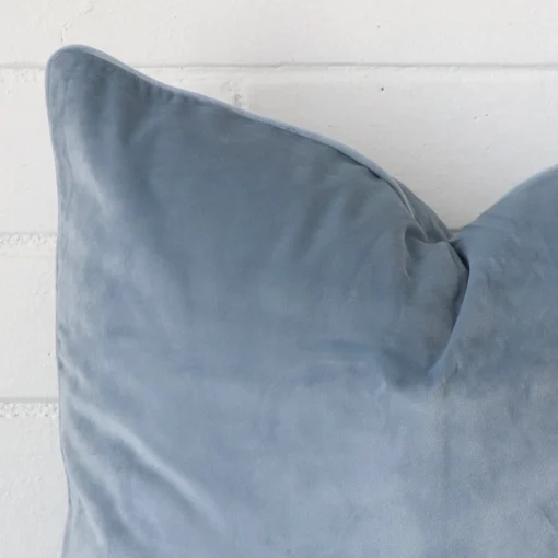 Precision shot of this square light blue cushion cover. It is possible to see the velvet fabric in greater depth.