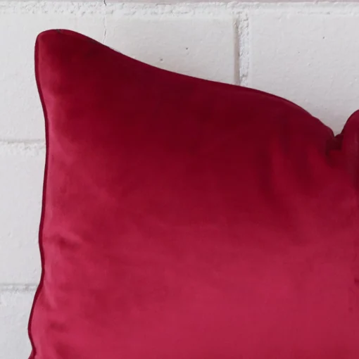 Magnified view of this velvet magenta cushion cover’s corner in rectangle size.