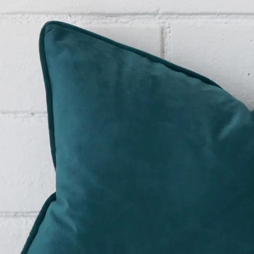 Precision shot of this rectangle teal cushion cover. It is possible to see the velvet fabric in greater depth.
