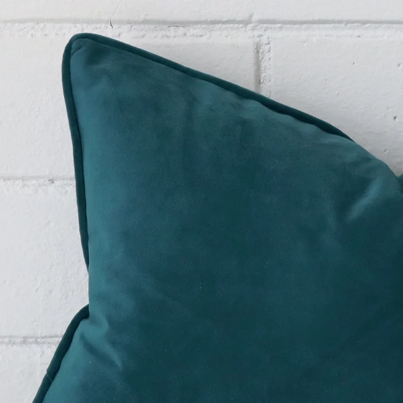 Precision shot of this rectangle teal cushion cover. It is possible to see the velvet fabric in greater depth.