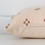 Side edge of rectangle cushion. The designer material and can be seen from this lateral viewpoint.