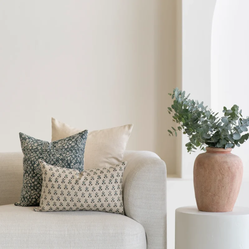 5 sofa cushions from the Sable set are showcased on a natura-coloured sofa.
